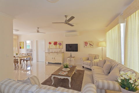 Embracia In Glasshouse Country - Aged Care Find 0